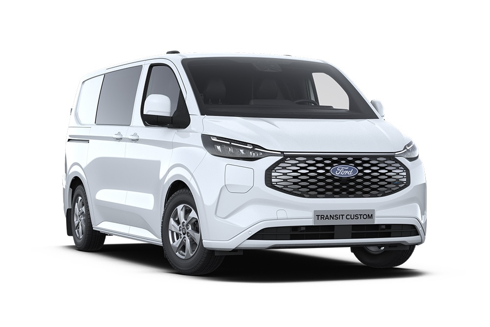 Ford E-Transit Custom MultiCab in Weiß. Dreiviertelansicht, vor einem weißen Hintergrund.