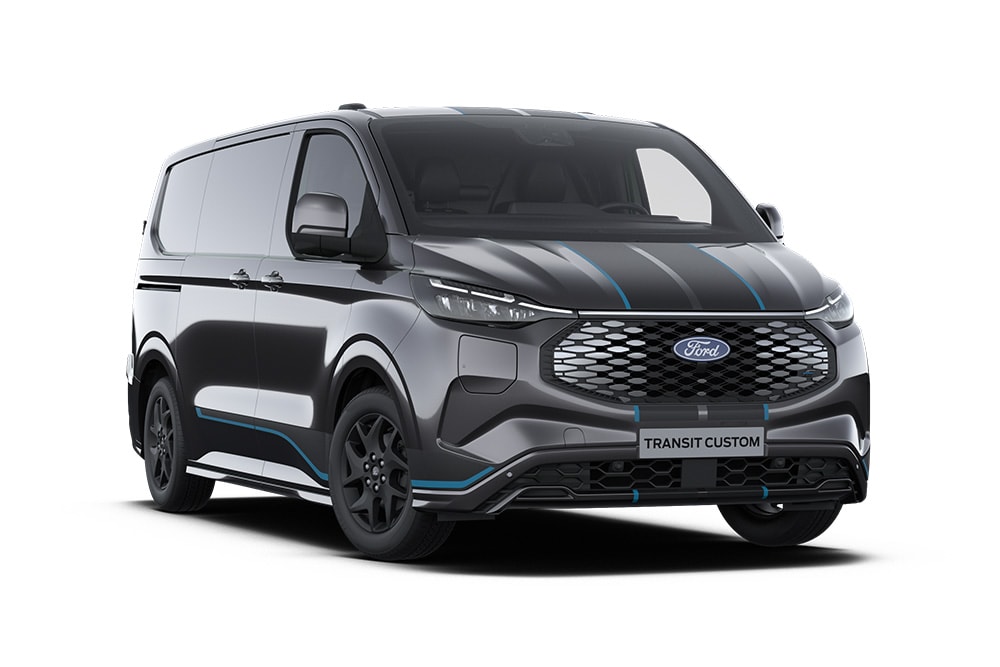 Ford Transit Custom Sport in Schwarz. Dreiviertelansicht, vor einem weißen Hintergrund.