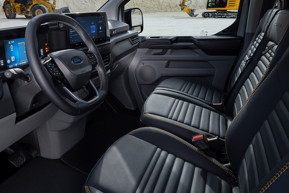Ford Transit Custom Innenraum. Ansicht auf die vordere Sitzreihe, Lenkrad und Instrumententafel.