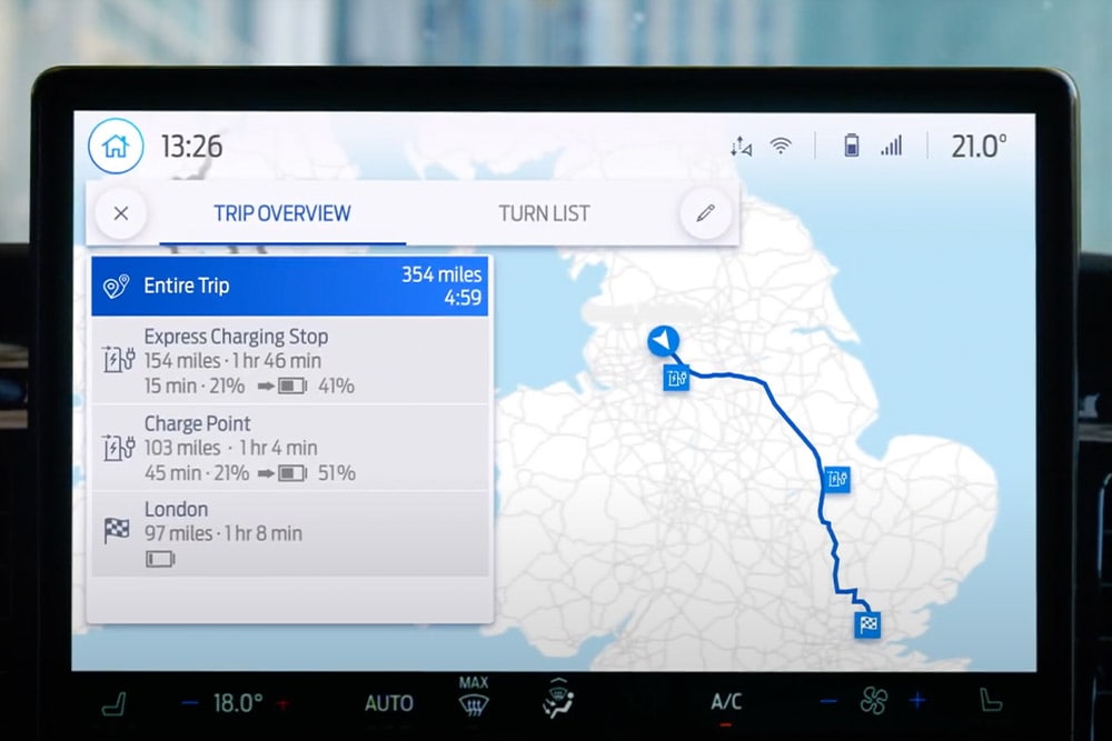 Ford Transit Custom Innenraum. Ansicht auf einen Bildschirm, mit eingeschalteter Navigation.