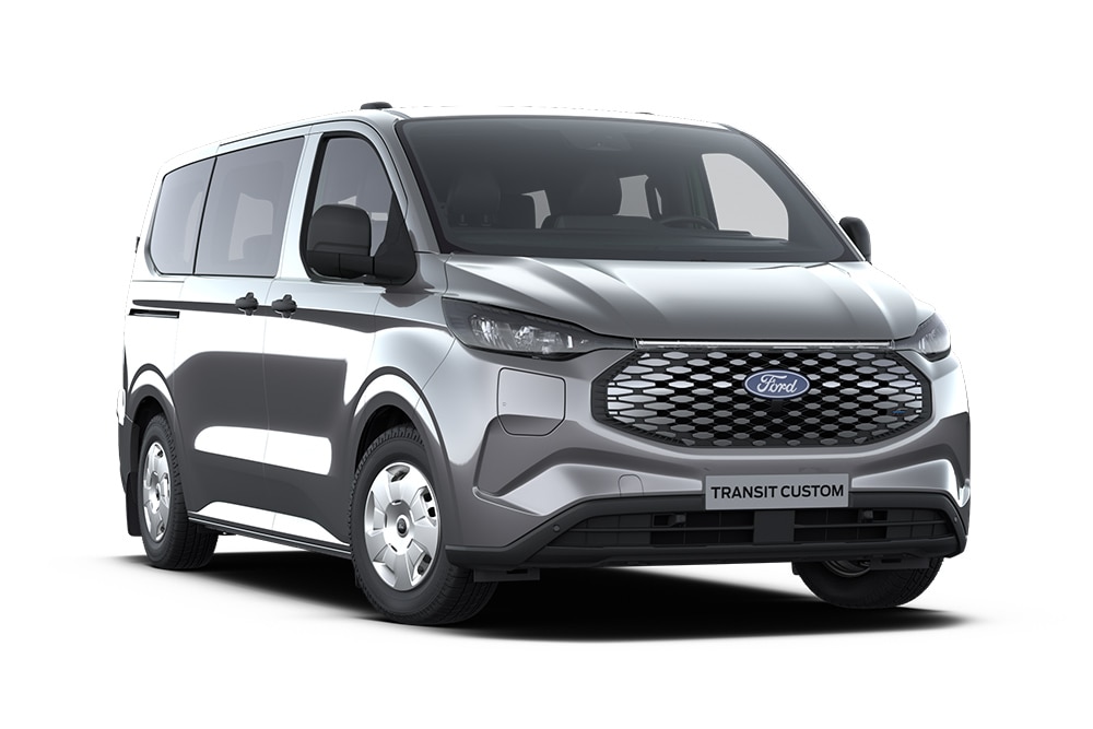 Ford E-Transit Custom Trend in Schwarz. Dreiviertelansicht, vor einem weißen Hintergrund.