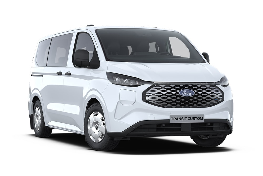 Ford E-Transit Custom Kombi in Weiß. Dreiviertelansicht, vor einem weißen Hintergrund.
