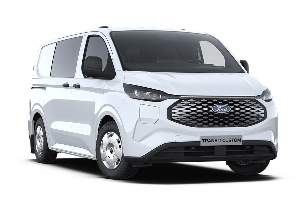 Ford E-Transit Custom MultiCab in Weiß. Dreiviertelansicht, vor einem weißen Hintergrund.
