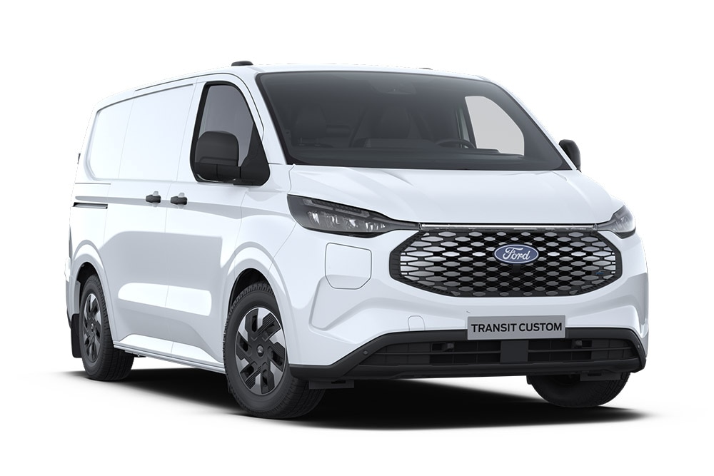 Ford E-Transit Custom Kastenwagen in Weiß. Dreiviertelansicht, vor einem weißen Hintergrund.
