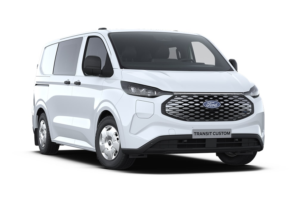 Ford E-Transit Custom Kastenwagen Doppelkabine in Weiß. Dreiviertelansicht, vor einem weißen Hintergrund.