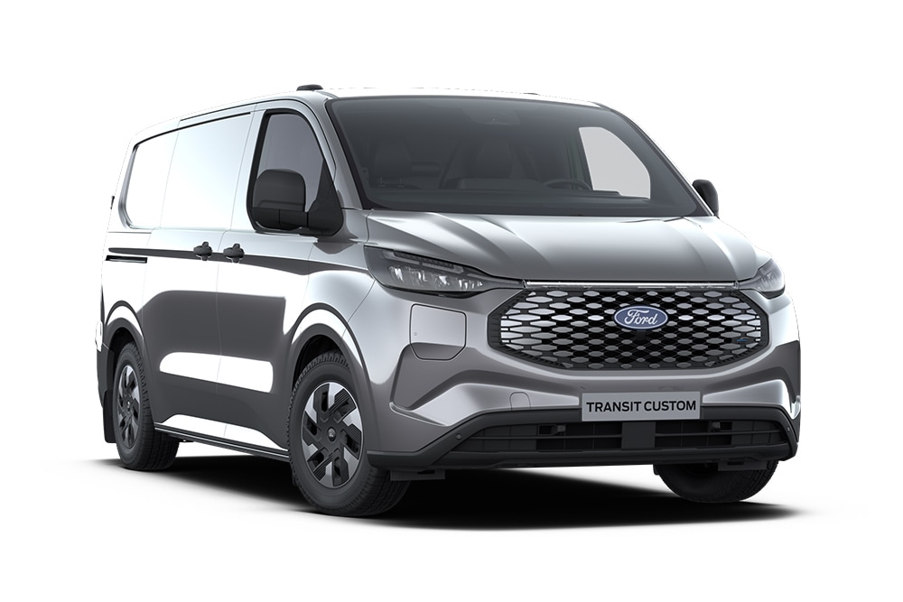 Ford E-Transit Custom Trend in Schwarz. Dreiviertelansicht, vor einem weißen Hintergrund.