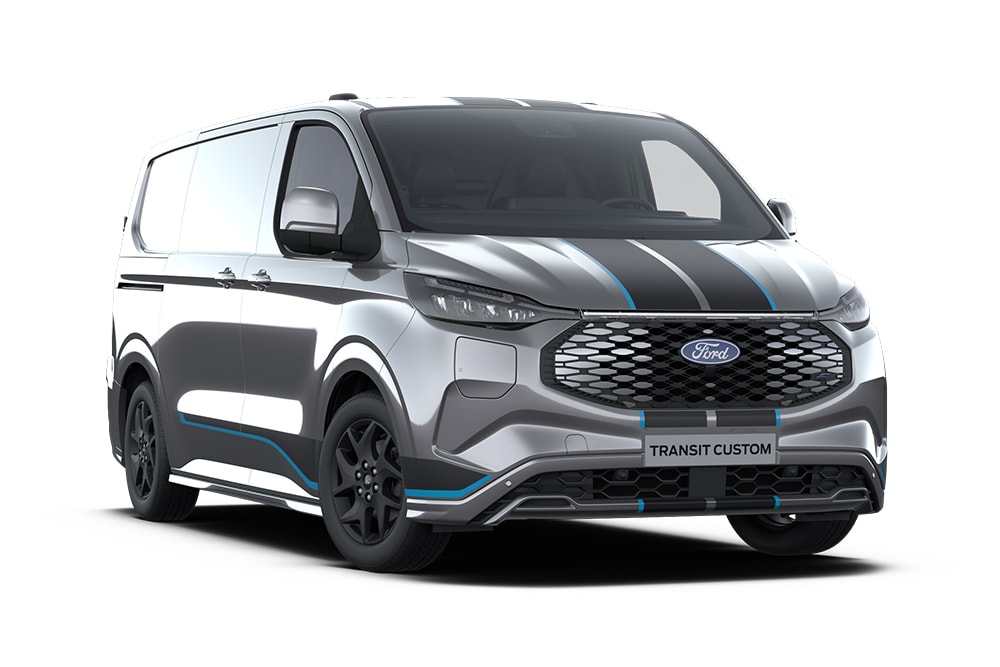 Ford E-Transit Custom Sport in Silber. Dreiviertelansicht, vor einem weißen Hintergrund.