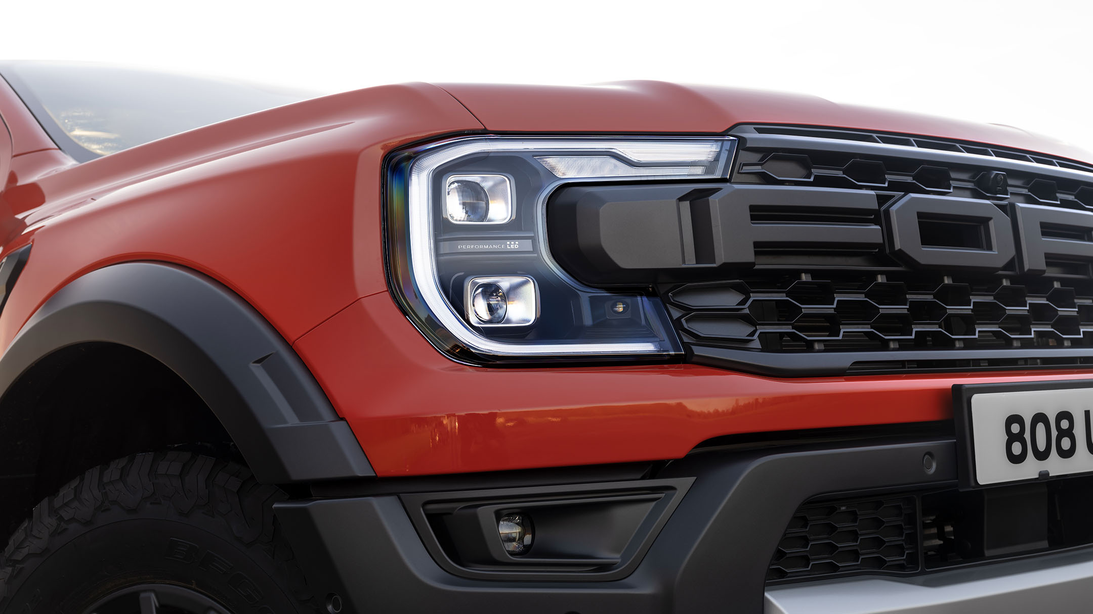 Ford Ranger Raptor in Rot. Detailansicht der LED-Scheinwerfer.