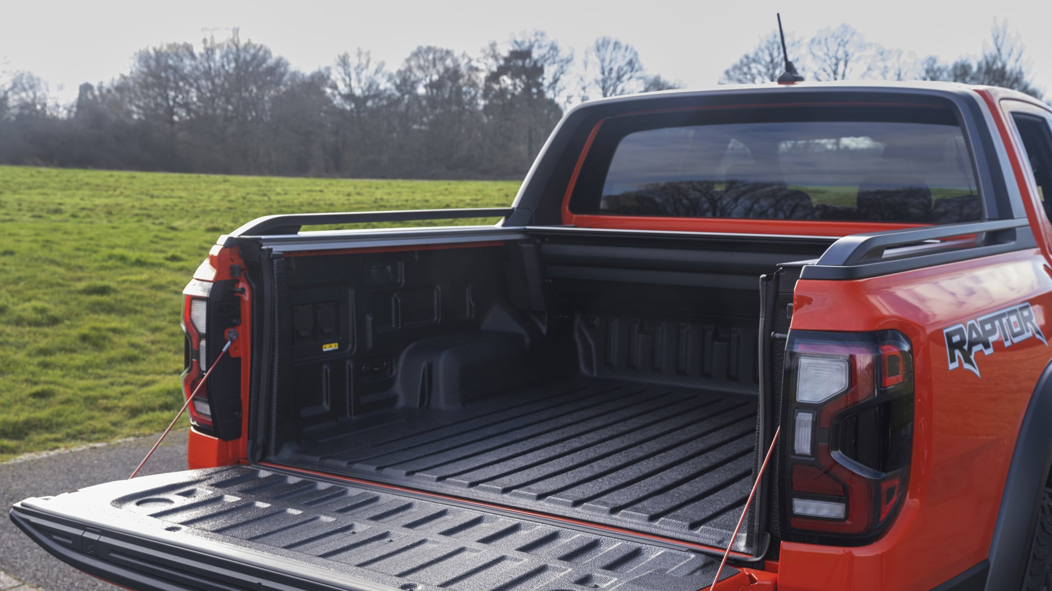 Ford Ranger Raptor in Rot. Detailansicht der Ladefläche.