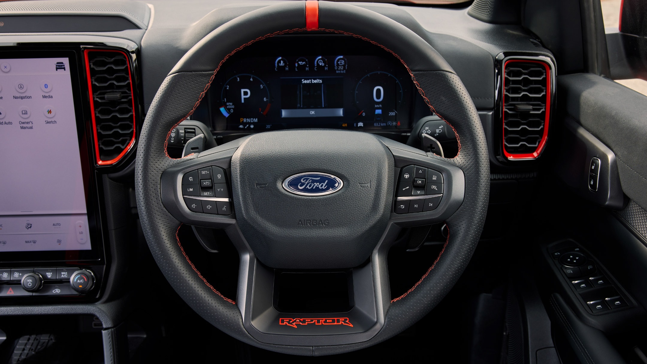 Ford Ranger Raptor Innenraum. Ansicht auf das Lenkrad und SYNC 4A Display.