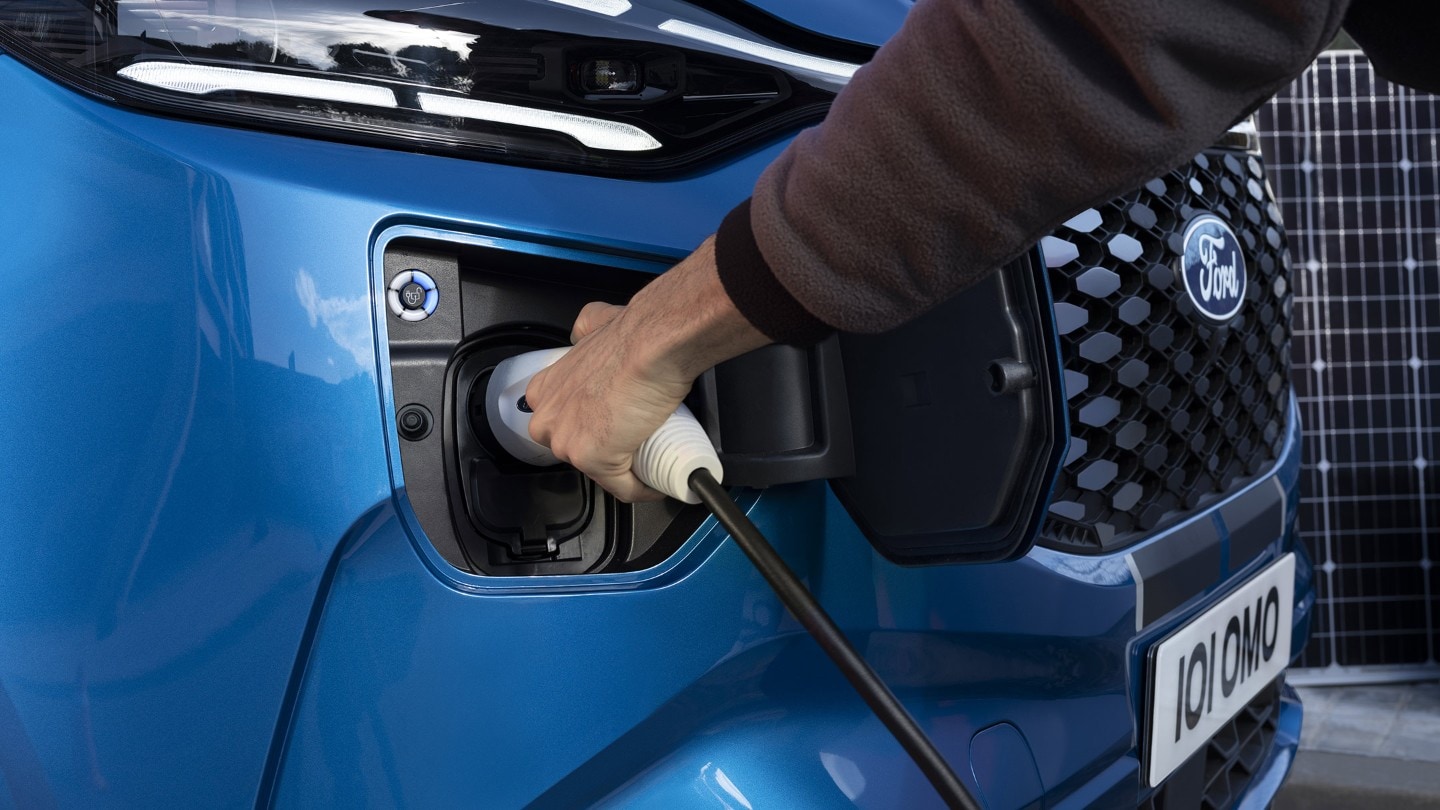 Ford E-Transit Custom in Blau. Detailansicht des Ladeanschluss.