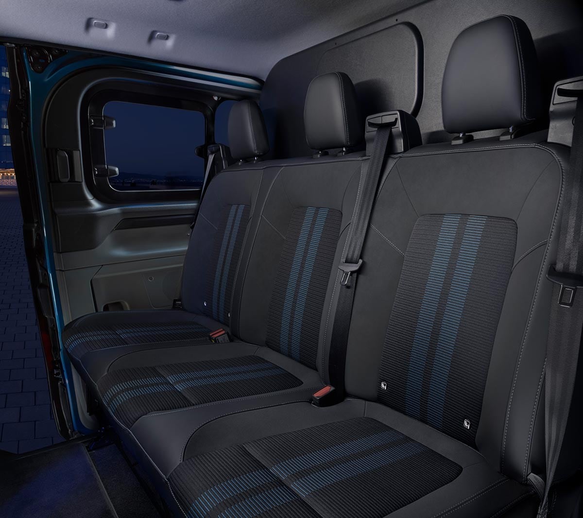 Ford E-Transit Custom Innenraum. Ansicht auf zweite Sitzreihe.