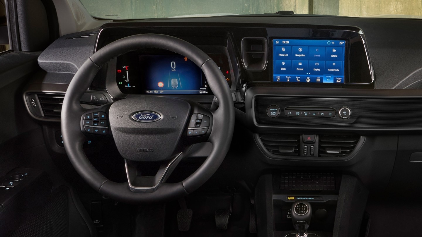 Ford Transit Courier Innenraum. Ansicht auf das Lenkrad und den Ford SYNC 4-Touchscreen.
