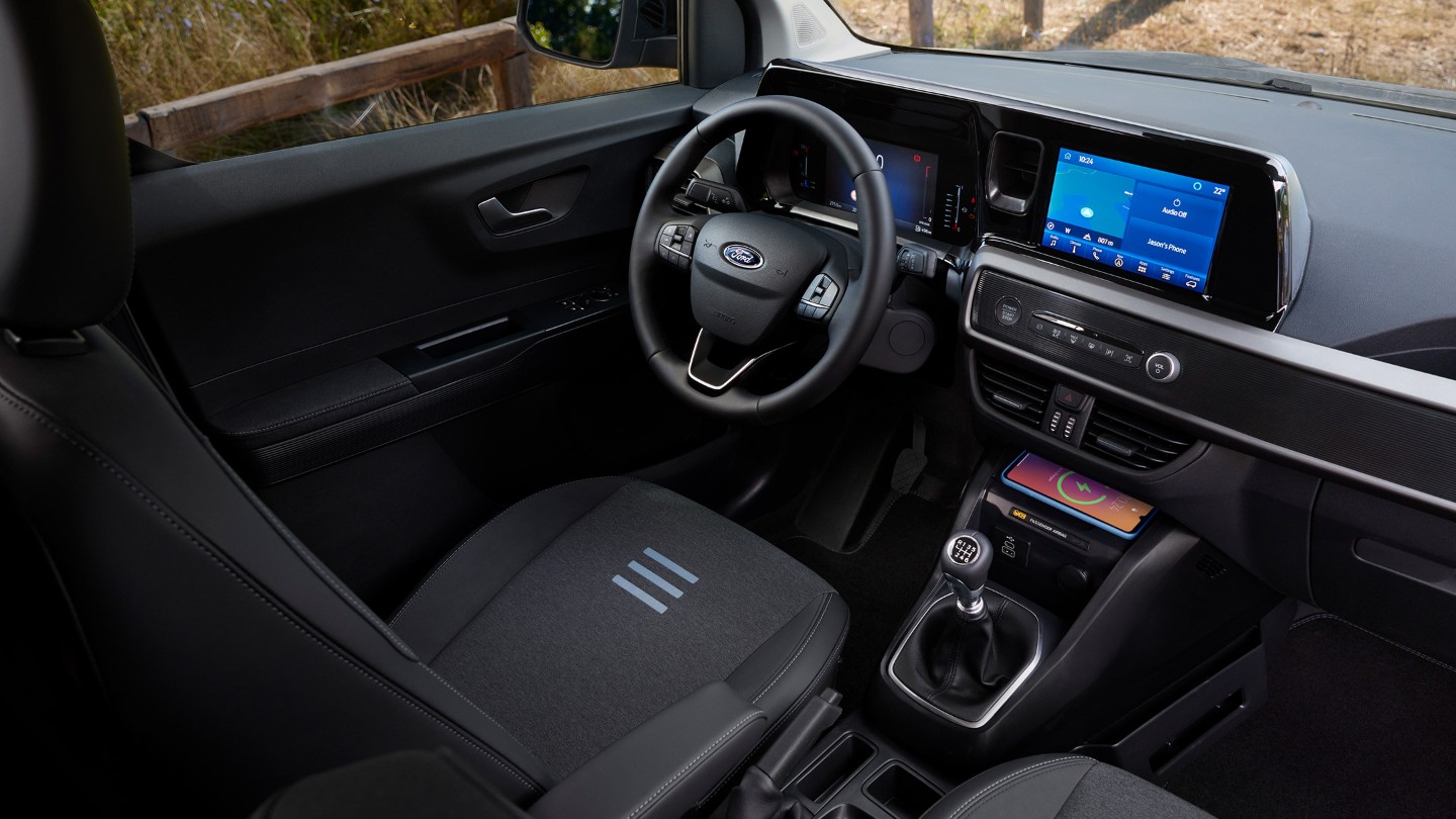 Ford Transit Courier Innenraum. Ansicht auf Vordersitz und Armaturenbrett mit Ford SYNC 4-Touchscreen.