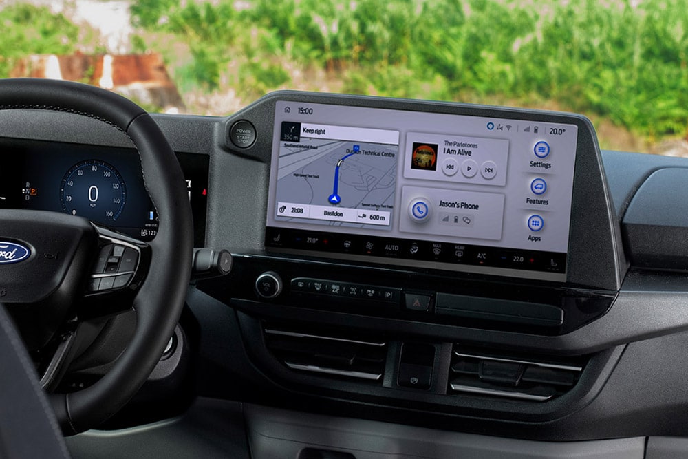 Ford Nugget Innenraum. Fahreransicht mit Lenkrad, digitaler Instrumententafel und 13-Zoll-Touchscreen.