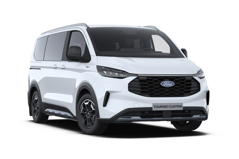 Ford Tourneo Custom Active in Weiß. Dreiviertelansicht, steht vor einem weißen Hintergrund.
