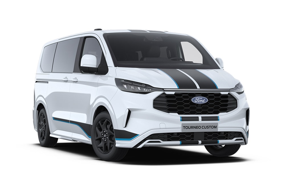 Ford Tourneo Custom Sport in Weiß. Dreiviertelansicht, steht vor einem weißen Hintergrund.