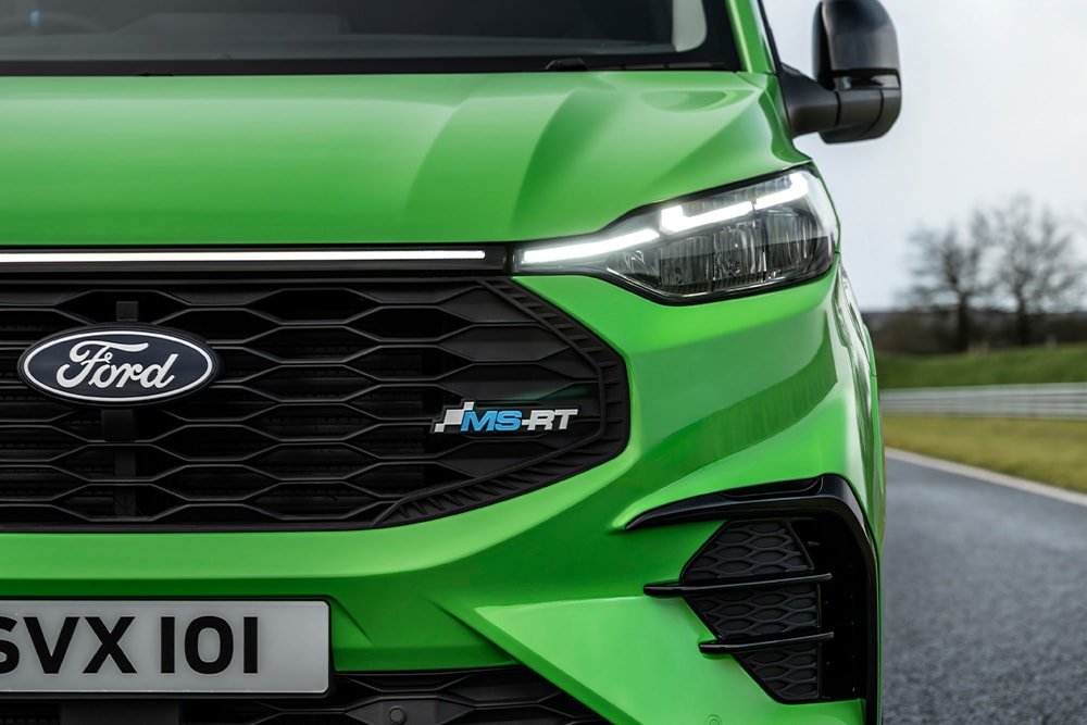 Ford Transit Custom MS-RT in Grün. Detailansicht des Kühlergrills und des MS-RT Logos.