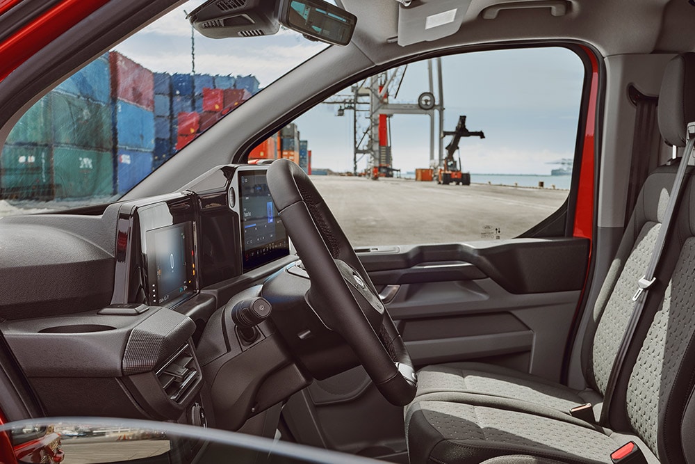 Ford Transit Custom Innenraum. Ansicht auf vordere Sitzreihe und Lenkrad. 