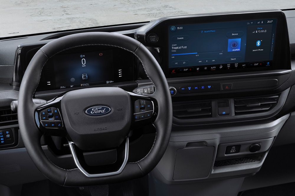 Ford Transit Custom Innenraum. Ansicht auf Lenkrad und Instrumententafel mit 13-Zoll-Touchscreen.