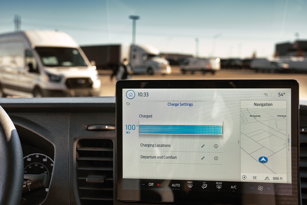 Ansicht SYNC 4 Display mit geöffneter Navigation und Lade-Einstellungen.