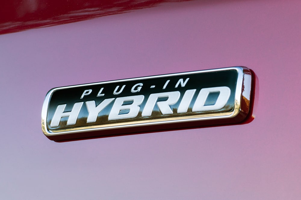 Plug-in-Hybrid Logo auf einem roten Ford Fahrzeug.