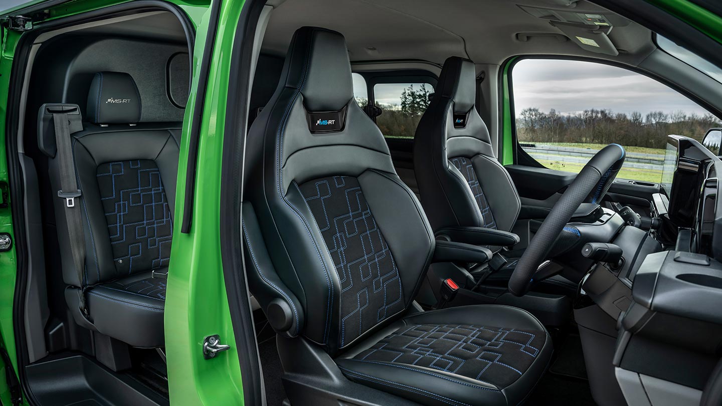 Ford Transit Custom MS-RT in Grün. Blick durch die geöffneten Türen auf den Innenraum.