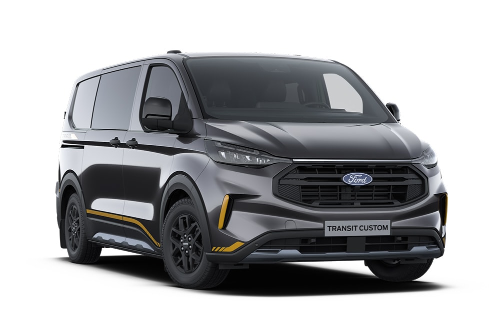 Ford Transit Custom Trail in Schwarz. Dreiviertelansicht, vor einem weißen Hintergrund.