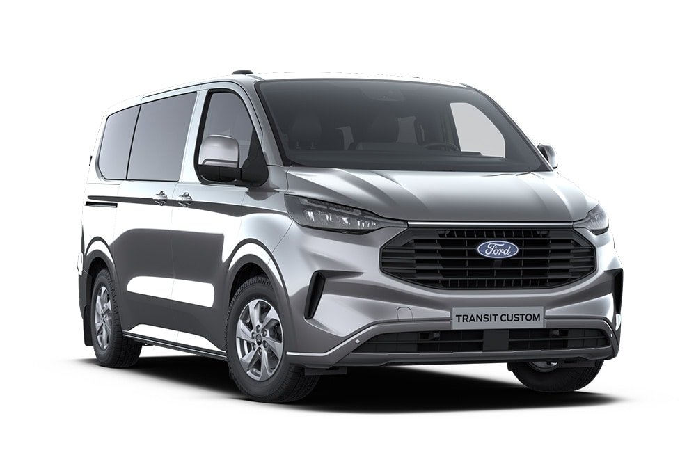 Ford Transit Custom Limited in Silber. Dreiviertelansicht, vor einem weißen Hintergrund.