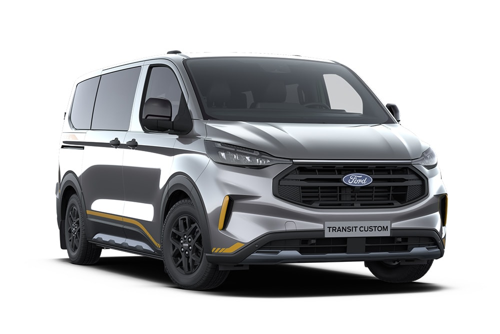 Ford Transit Custom Trail in Silber. Dreiviertelansicht, vor einem weißen Hintergrund.