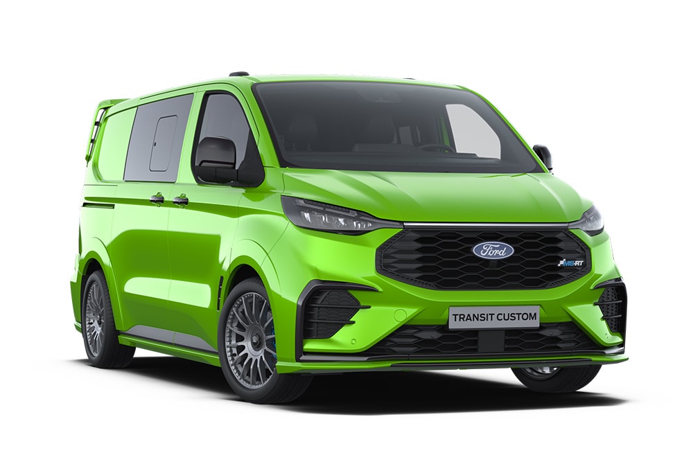 Ford Transit Custom MS-RT Doppelkabine in Grün. Dreiviertelansicht, vor einem weißen Hintergrund.