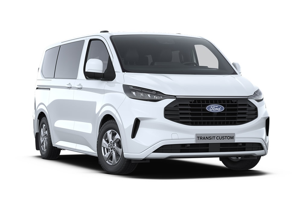 Ford Transit Custom Kombi in Weiß. Dreiviertelansicht, vor einem weißen Hintergrund.