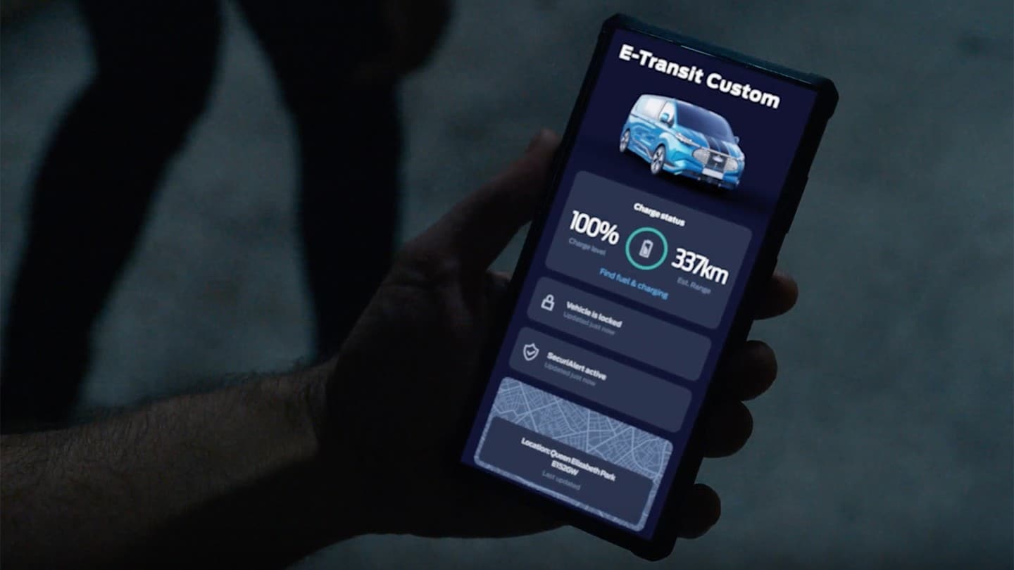 Nahaufnahme einer Hand, die ein Smartphone hält.