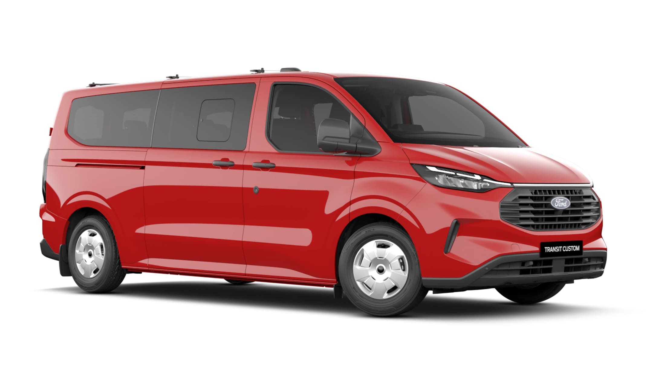 Ford Transit Custom Kombi in Rot. Dreiviertelansicht, stehend vor einem weißen Hintergrund.