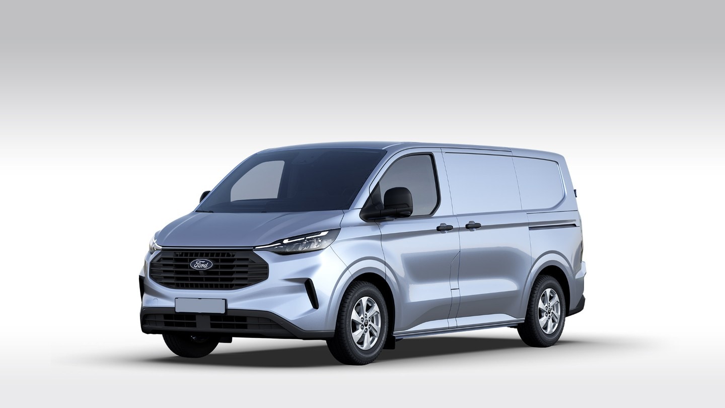 Ford Transit Custom Trend in Silber. Dreiviertelansicht, stehend vor einem weißen Hintergrund.