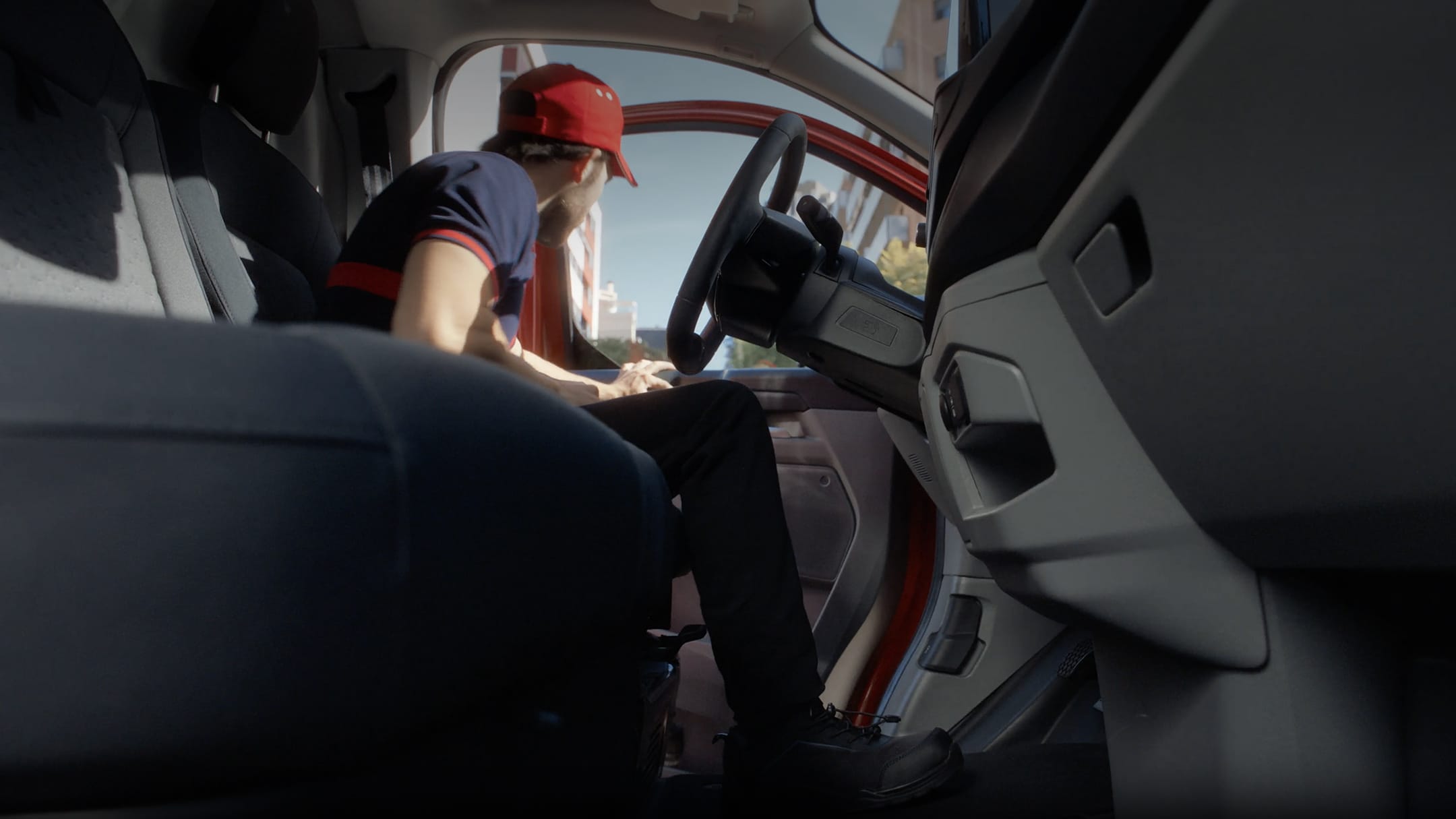 Ford Transit Custom Innenraum. Mann am Fahrersitz, Ansicht des Fahrzeuginnenraums.