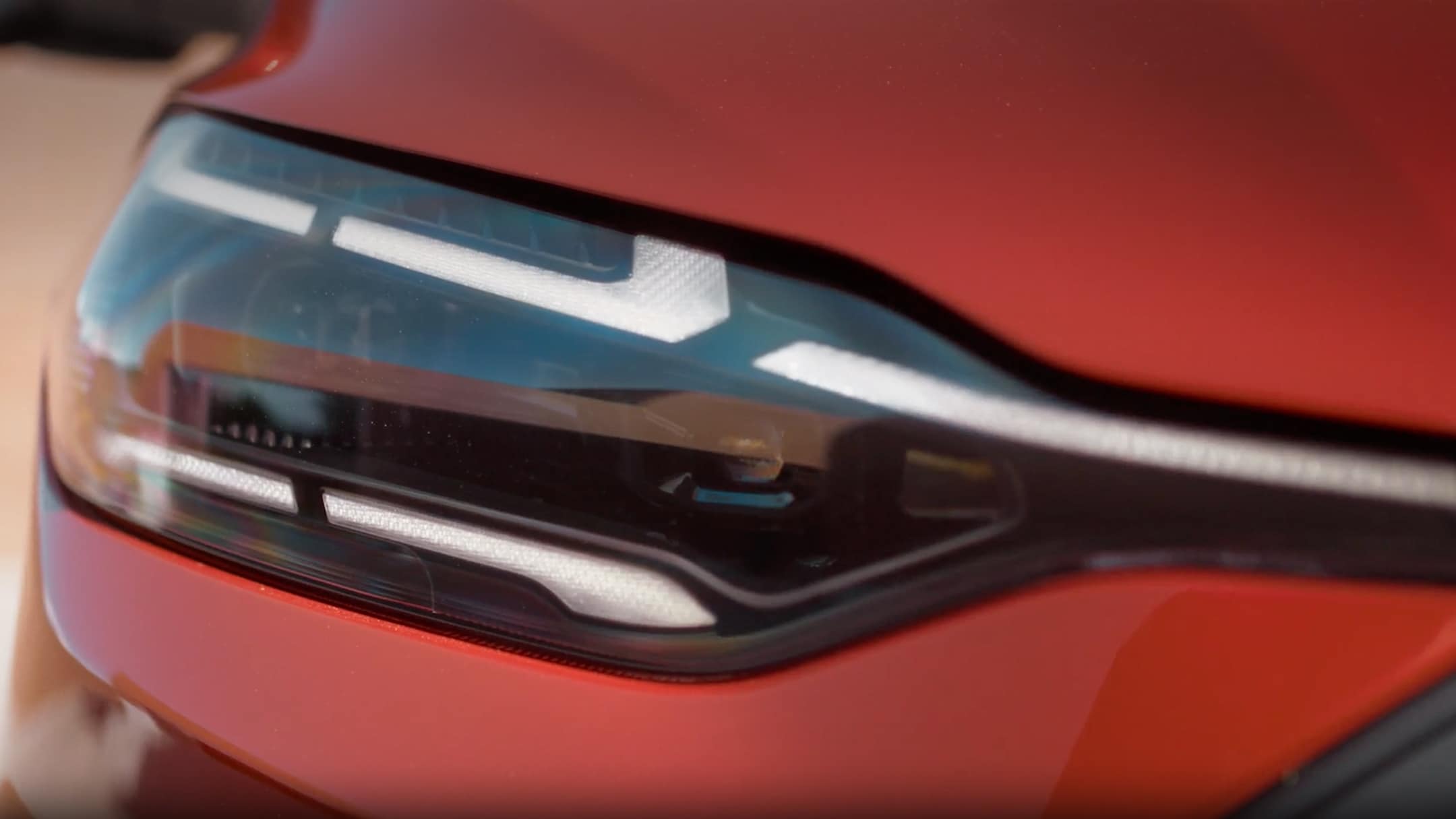Ford Transit Custom in Rot. Detailansicht der LED-Scheinwerfer.