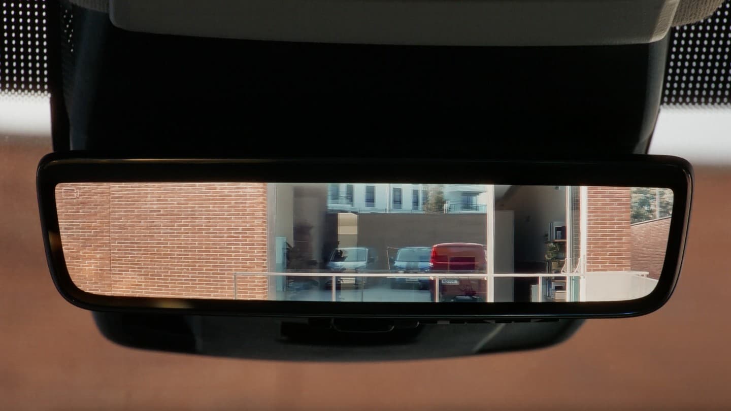 Ford Transit Custom Innenraum. Detailansicht des Innenspiegels mit Vollbildanzeige.