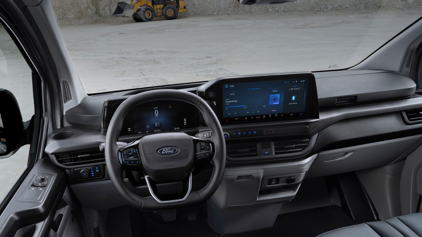 Ford Transit Custom Innenraum. Ansicht auf Lenkrad und Instrumententafel mit 13-Zoll-Touchscreen.