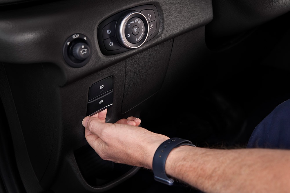 Ford E-Transit Innenraum. Detailansicht der elektrischen Feststellbremse.