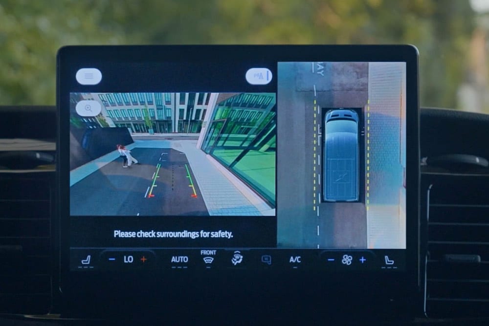Ford E-Transit Innenraum. Ansicht Display mit aktivierter 360-Grad-Kamera.