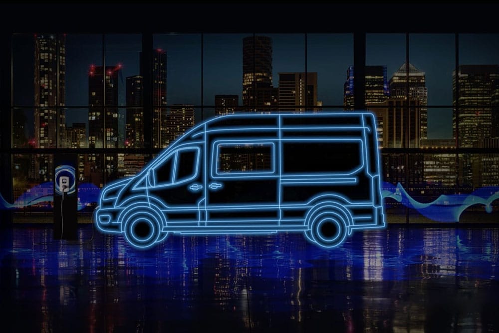 Ford E-Transit Doppelkabine. Illustration der Seitenansicht.