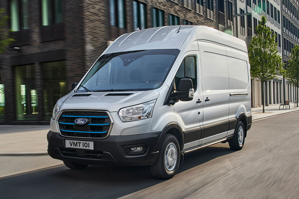 Ford Transit Kastenwagen in Silber. Dreiviertelansicht, fährt durch die Stadt.