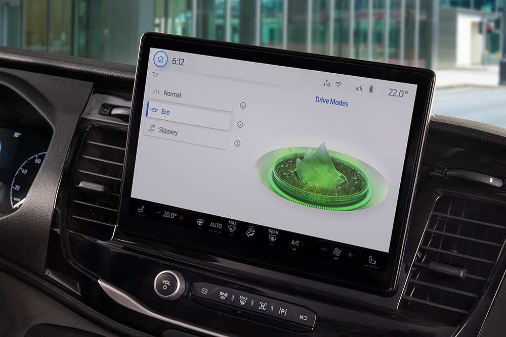 Ford E-Transit Innenraum. Detailansicht des Displays mit Eco-Modus.