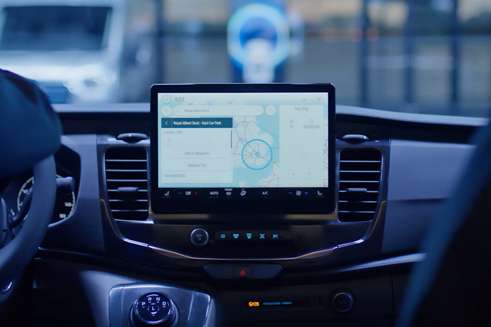 Ford E-Transit Innenraum. Detailansicht des SYNC 4 Displays mit Navigationssystem.