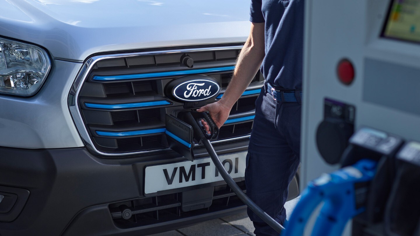 Ford E-Transit. Detailansicht des Ladeanschluss mit Ladekabel