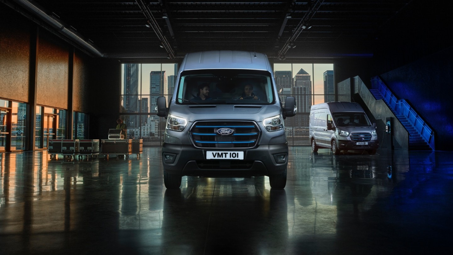 Ford E-Transit Kastenwagen in Silber. Frontansicht, parkend in einer Halle
