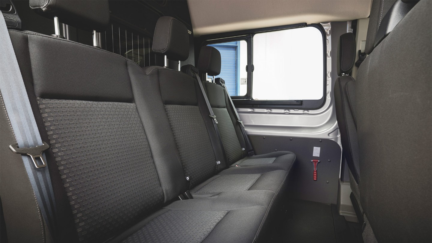 Ford E-Transit Doppelkabine Innenraum. Ansicht auf die zweite Sitzreihe.