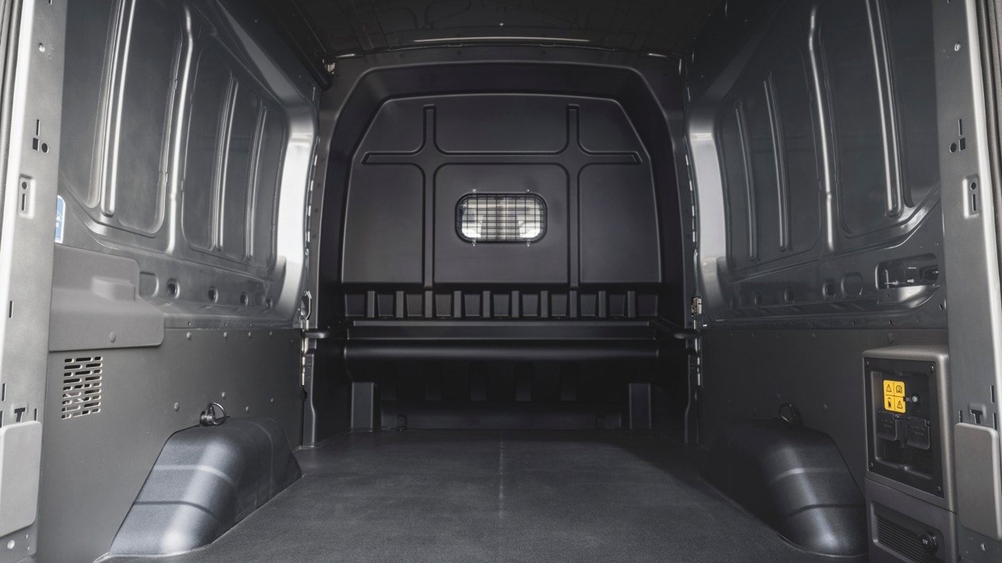 Ford E-Transit Doppelkabine Innenraum. Ansicht des Laderaums.