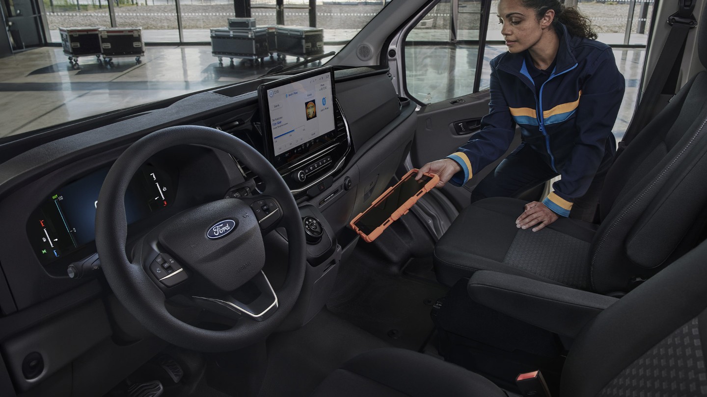 Ford E-Transit Innenraum. Detailansicht der Fahrerkabine mit Ablagefach auf der Beifahrerseite